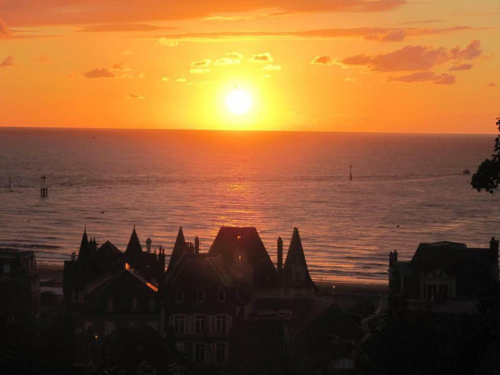Superbe Deux Pieces Vue Mer Avec Jardin Trouville-sur-Mer Exterior photo